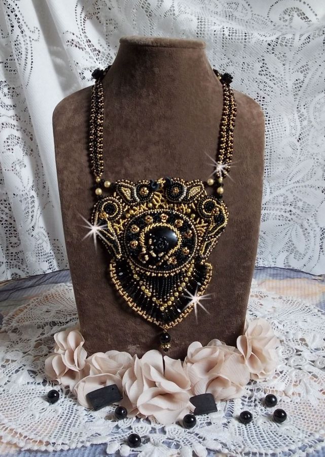 Cleopatra ketting geborduurd met zwarte onyx, parels en rocailles 