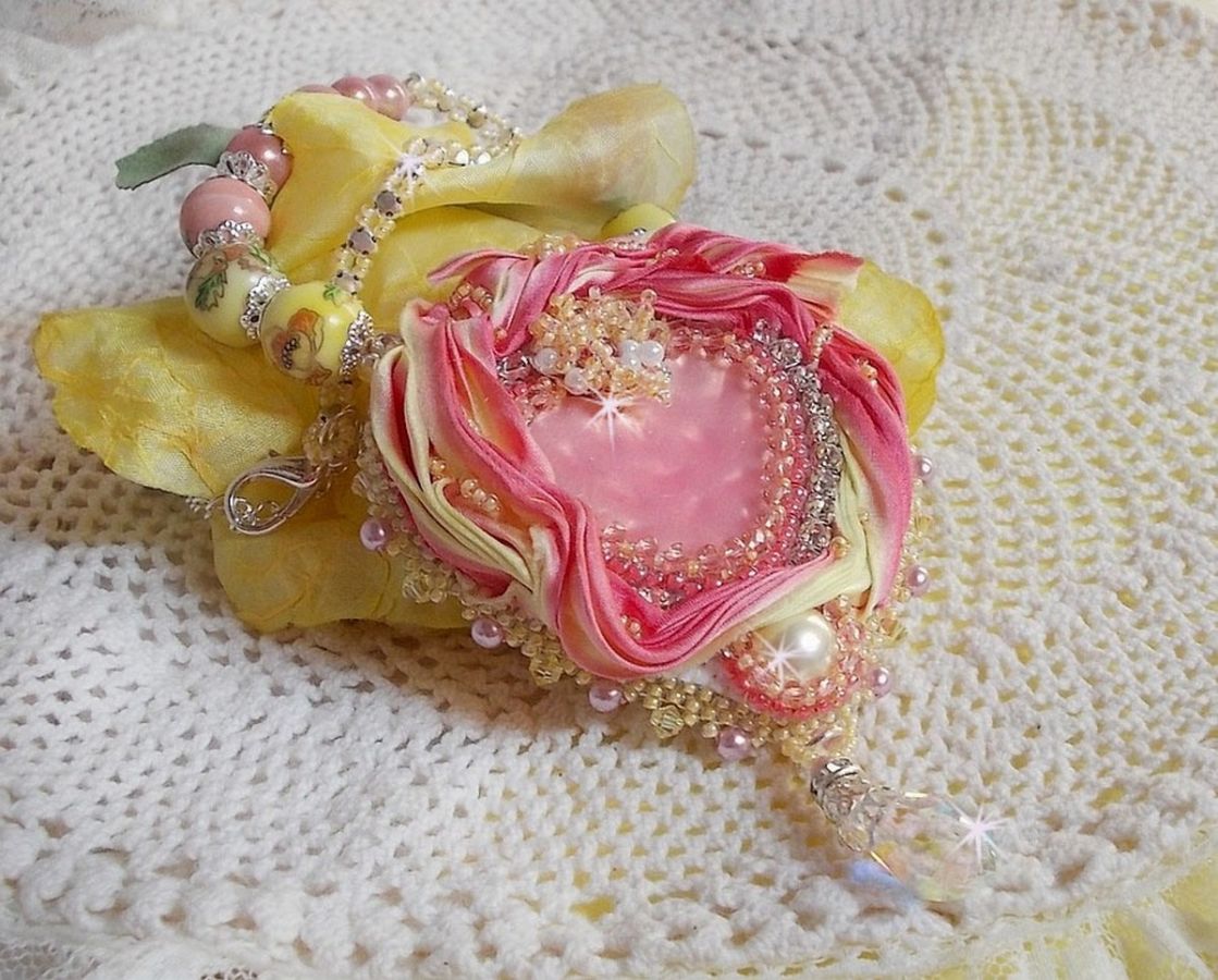 Tedere hart ketting geborduurd met roze en geel zijden lint, keramische kralen, Swarovski kristallen en rocailles.