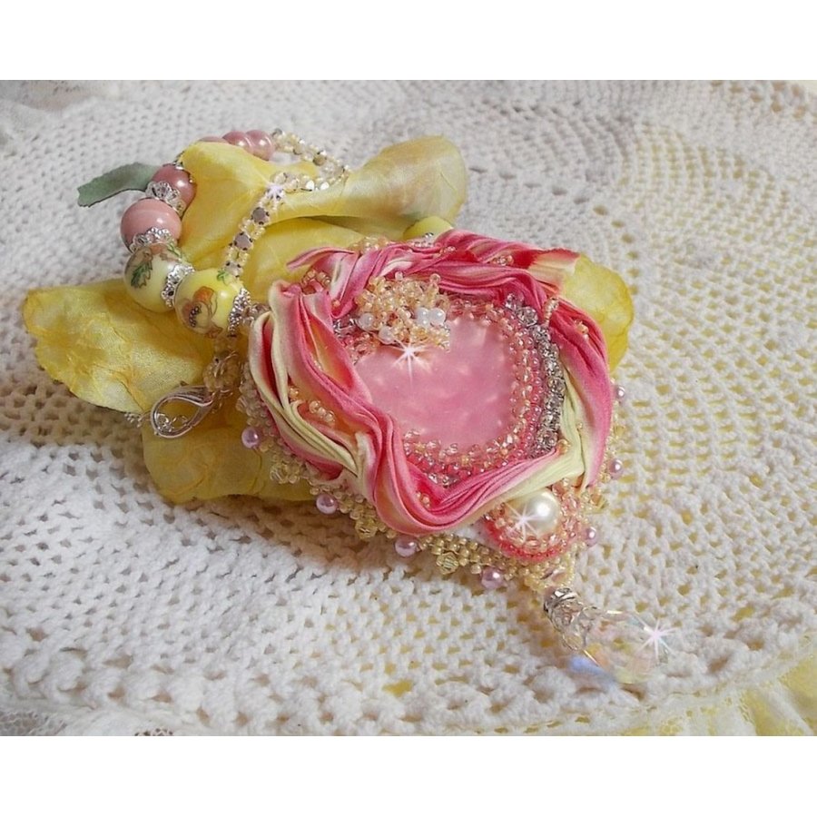 Tedere hart ketting geborduurd met roze en geel zijden lint, keramische kralen, Swarovski kristallen en rocailles.