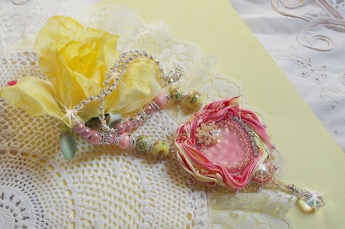 Tedere hart ketting geborduurd met roze en geel zijden lint, keramische kralen, Swarovski kristallen en rocailles.