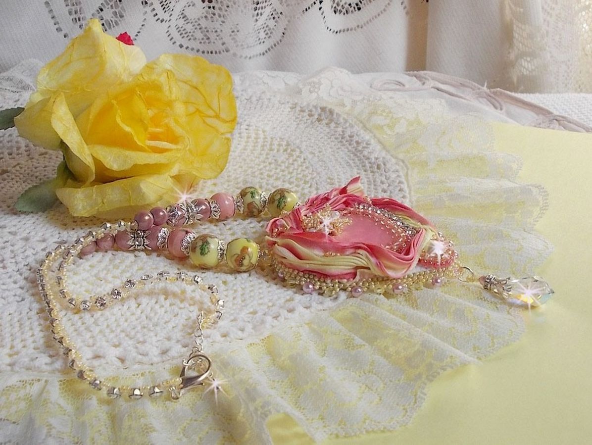Tedere hart ketting geborduurd met roze en geel zijden lint, keramische kralen, Swarovski kristallen en rocailles.