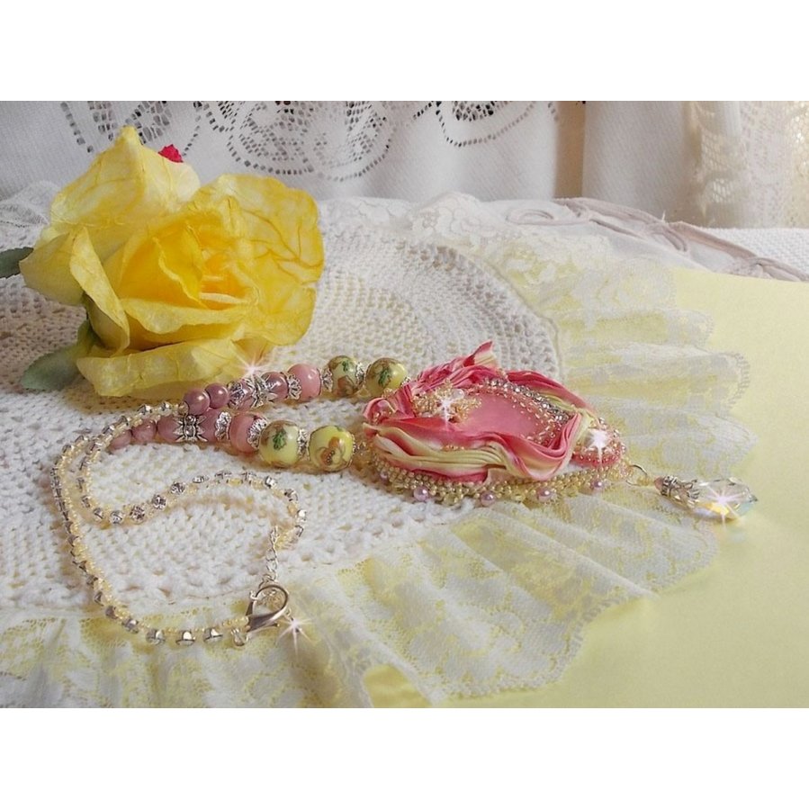 Tedere hart ketting geborduurd met roze en geel zijden lint, keramische kralen, Swarovski kristallen en rocailles.