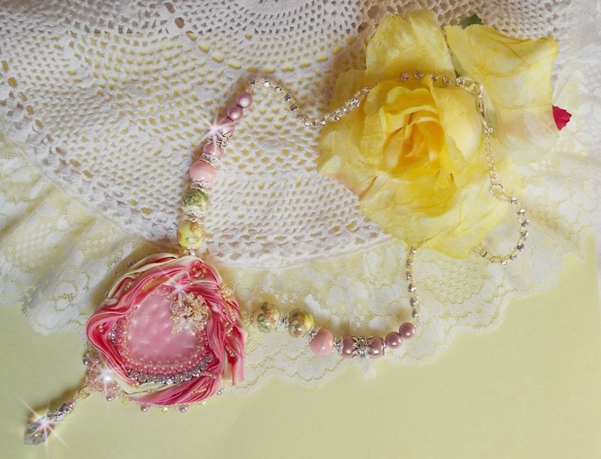 Tedere hart ketting geborduurd met roze en geel zijden lint, keramische kralen, Swarovski kristallen en rocailles.