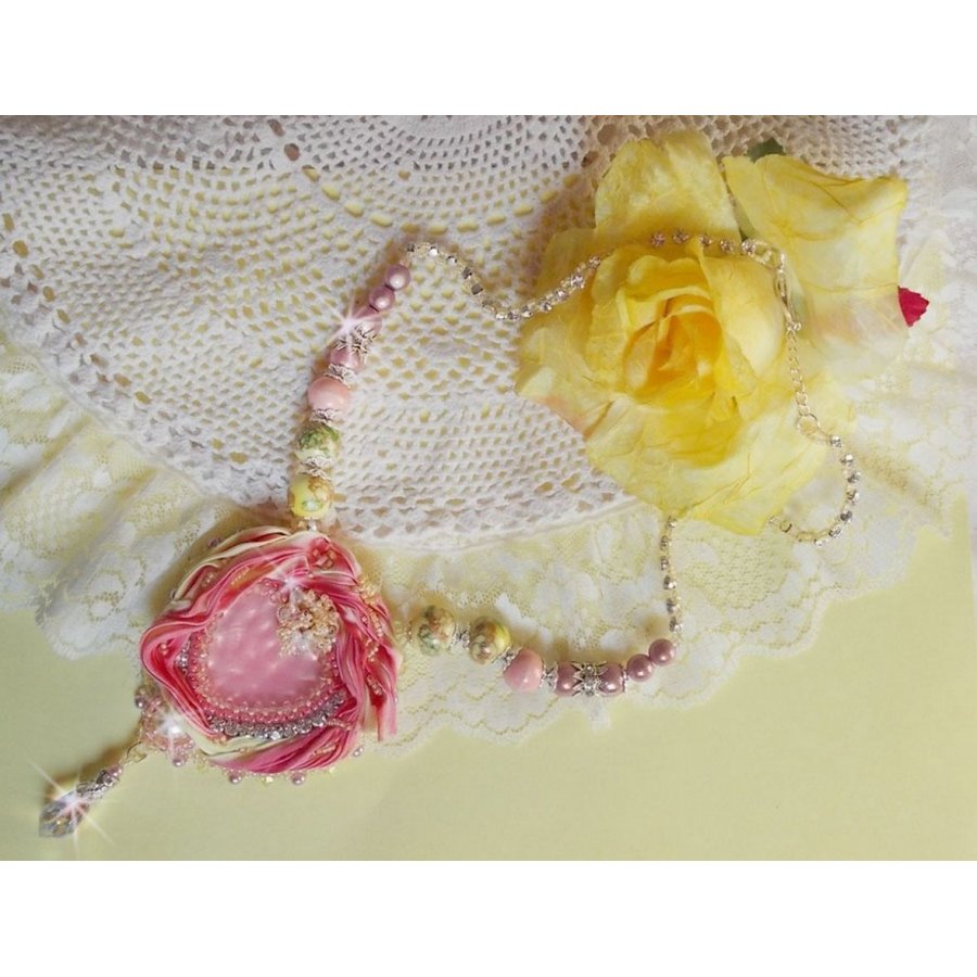 Tedere hart ketting geborduurd met roze en geel zijden lint, keramische kralen, Swarovski kristallen en rocailles.