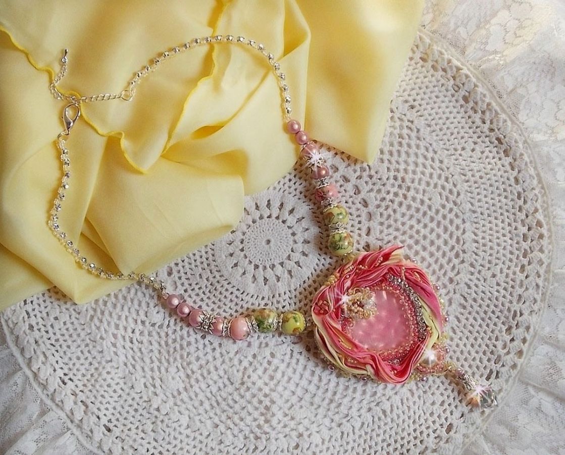 Tedere hart ketting geborduurd met roze en geel zijden lint, keramische kralen, Swarovski kristallen en rocailles.