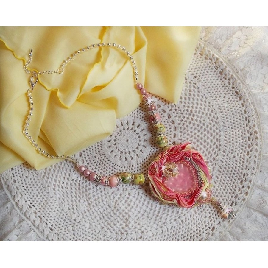 Tedere hart ketting geborduurd met roze en geel zijden lint, keramische kralen, Swarovski kristallen en rocailles.