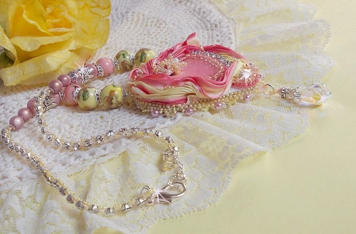 Tedere hart ketting geborduurd met roze en geel zijden lint, keramische kralen, Swarovski kristallen en rocailles.