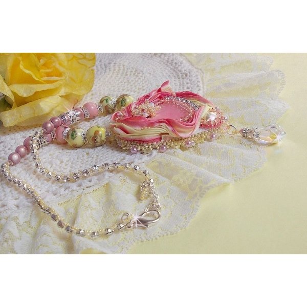 Tedere hart ketting geborduurd met roze en geel zijden lint, keramische kralen, Swarovski kristallen en rocailles.