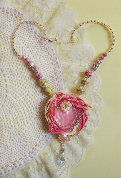 Tedere hart ketting geborduurd met roze en geel zijden lint, keramische kralen, Swarovski kristallen en rocailles.