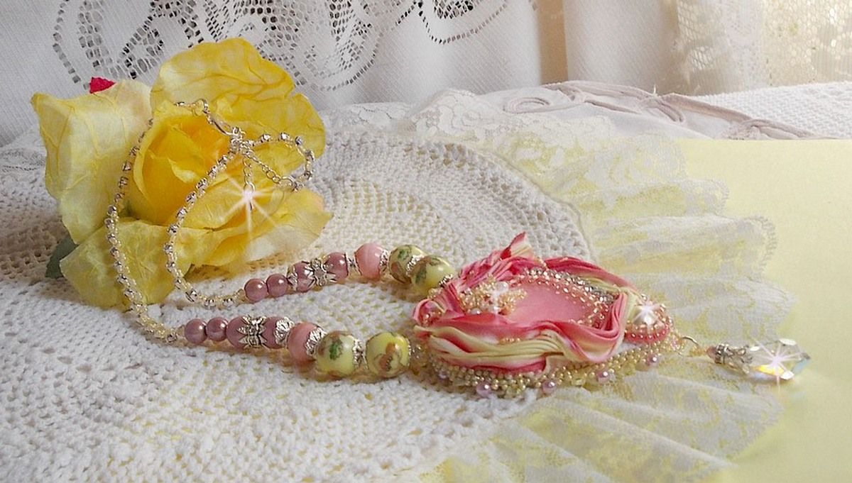 Tedere hart ketting geborduurd met roze en geel zijden lint, keramische kralen, Swarovski kristallen en rocailles.