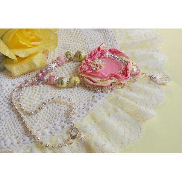 Tedere hart ketting geborduurd met roze en geel zijden lint, keramische kralen, Swarovski kristallen en rocailles.