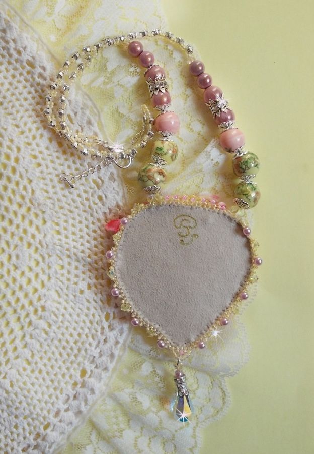 Tedere hart ketting geborduurd met roze en geel zijden lint, keramische kralen, Swarovski kristallen en rocailles.