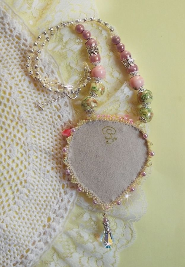 Tedere hart ketting geborduurd met roze en geel zijden lint, keramische kralen, Swarovski kristallen en rocailles.