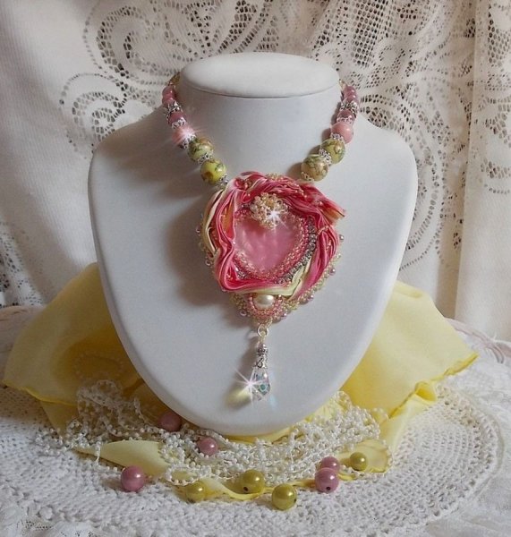 Tedere hart ketting geborduurd met roze en geel zijden lint, keramische kralen, Swarovski kristallen en rocailles.