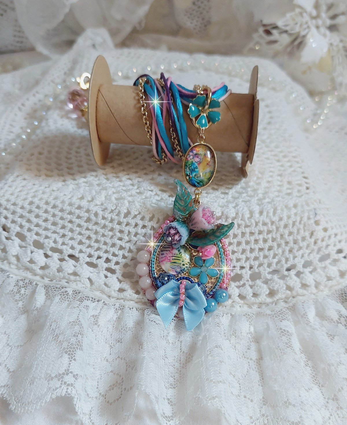  Collier Coquette cr&eacute;&eacute; avec deux estampes &agrave; laquelle s&rsquo;ajoute des fleurs en velours floqu&eacute;, perles aplaties Cristal, fleurs : Epoxy, Porcelaine, R&eacute;sine, cabochon loupe, rubans et cha&icirc;ne plaqu&eacute; Or