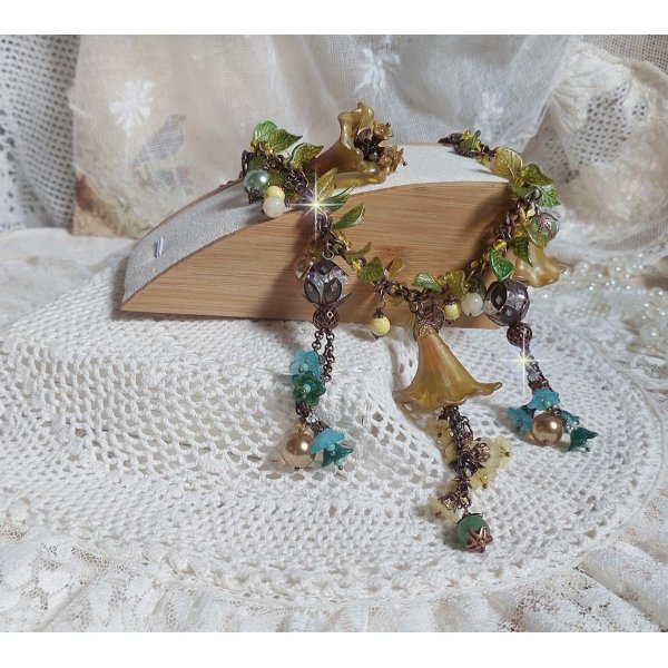 Collier C&eacute;zanne avec des grandes et petites fleurs peintes &agrave; la main &agrave; laquelle s&rsquo;ajoute des feuilles, cristaux, pierres de Gemme : Aventurine et Jade Jaune, breloques, perles et accessoires Cuivre 