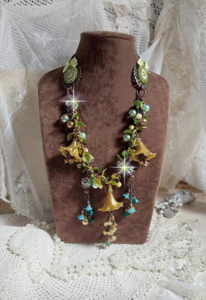 Collier C&eacute;zanne avec des grandes et petites fleurs peintes &agrave; la main &agrave; laquelle s&rsquo;ajoute des feuilles, cristaux, pierres de Gemme : Aventurine et Jade Jaune, breloques, perles et accessoires Cuivre 