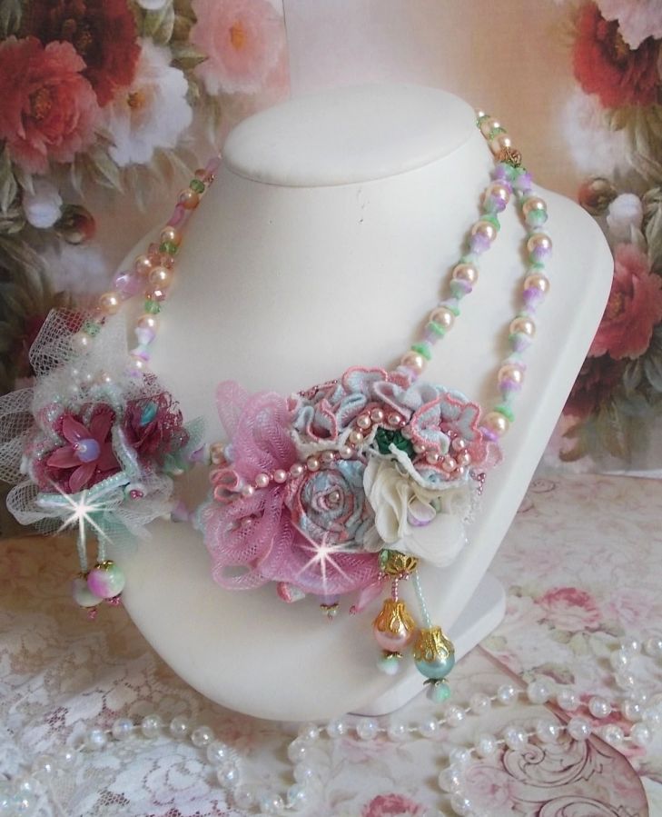 Douceur Poudrée Haute-Couture ketting gemaakt met kant, Swarovski kristallen, Jade, parels, Flash vergulde accessoires op 24 karaats messing en rocailles.