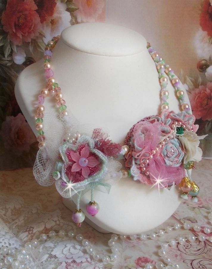 Douceur Poudrée Haute-Couture ketting gemaakt met kant, Swarovski kristallen, Jade, parels, Flash vergulde accessoires op 24 karaats messing en rocailles.