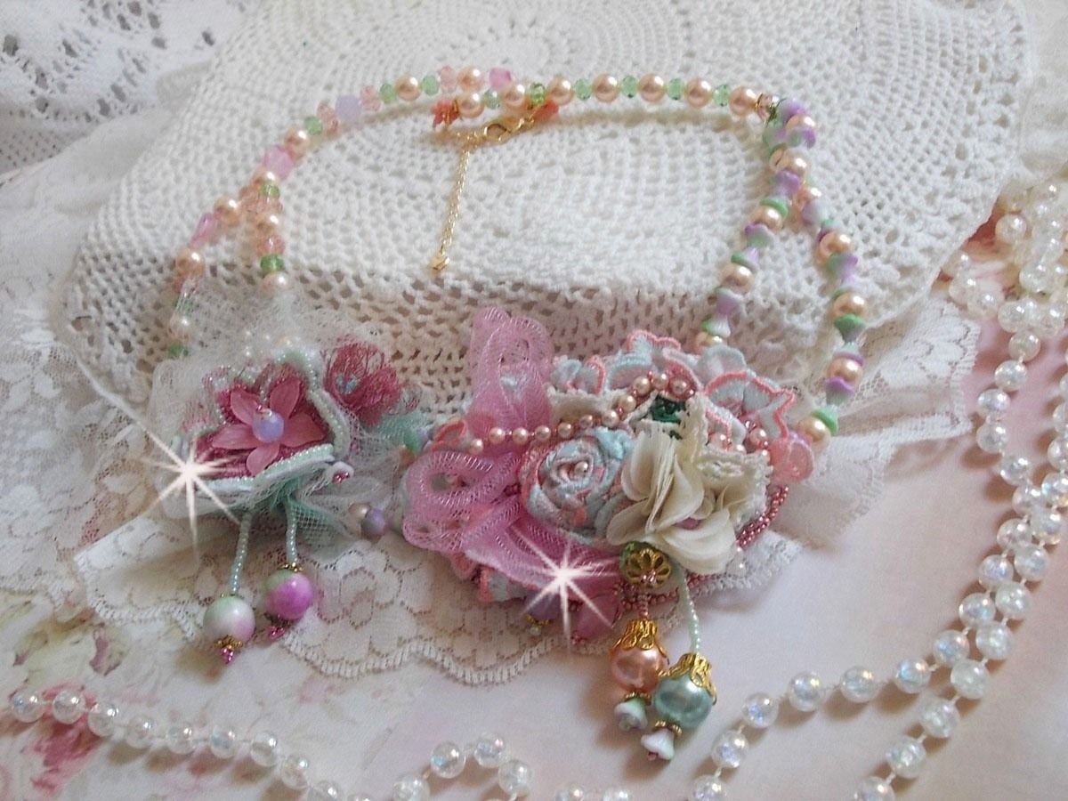 Douceur Poudrée Haute-Couture ketting gemaakt met kant, Swarovski kristallen, Jade, parels, Flash vergulde accessoires op 24 karaats messing en rocailles.