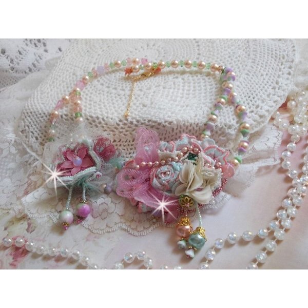 Douceur Poudr&eacute;e Haute-Couture ketting gemaakt met kant, Swarovski kristallen, Jade, parels, Flash vergulde accessoires op 24 karaats messing en rocailles.