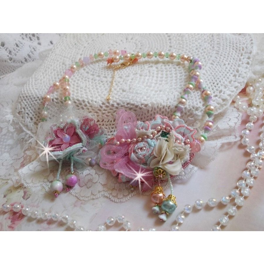 Douceur Poudrée Haute-Couture ketting gemaakt met kant, Swarovski kristallen, Jade, parels, Flash vergulde accessoires op 24 karaats messing en rocailles.