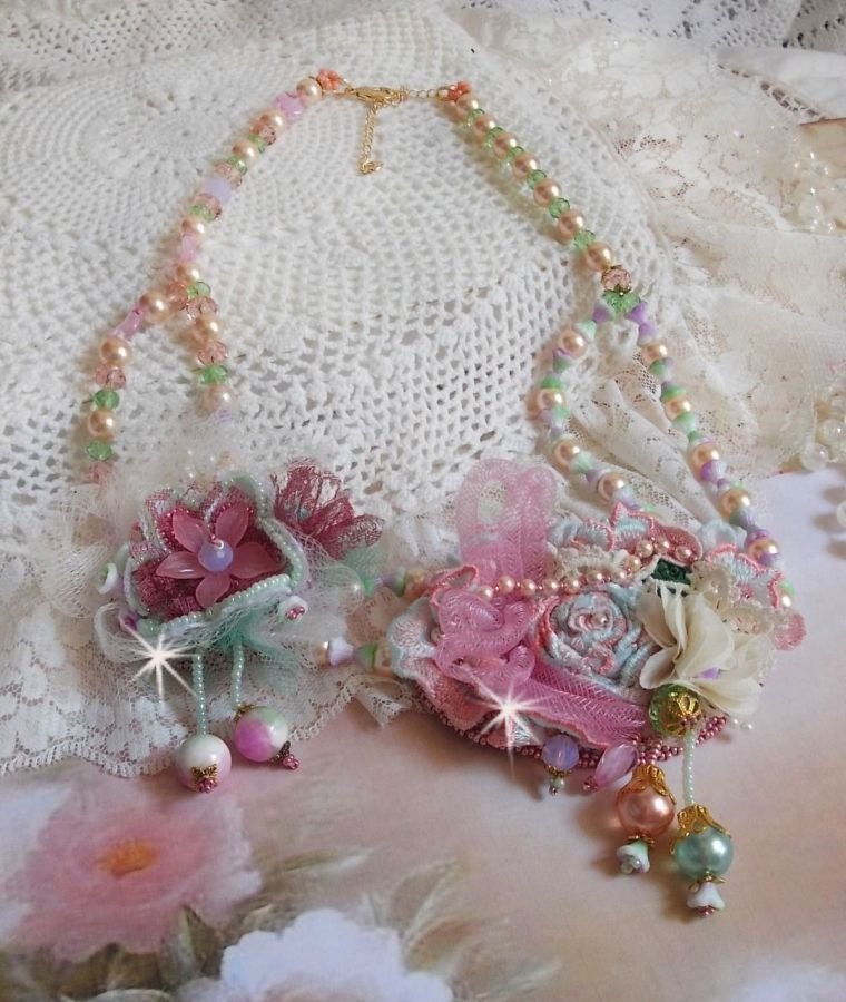 Douceur Poudrée Haute-Couture ketting gemaakt met kant, Swarovski kristallen, Jade, parels, Flash vergulde accessoires op 24 karaats messing en rocailles.