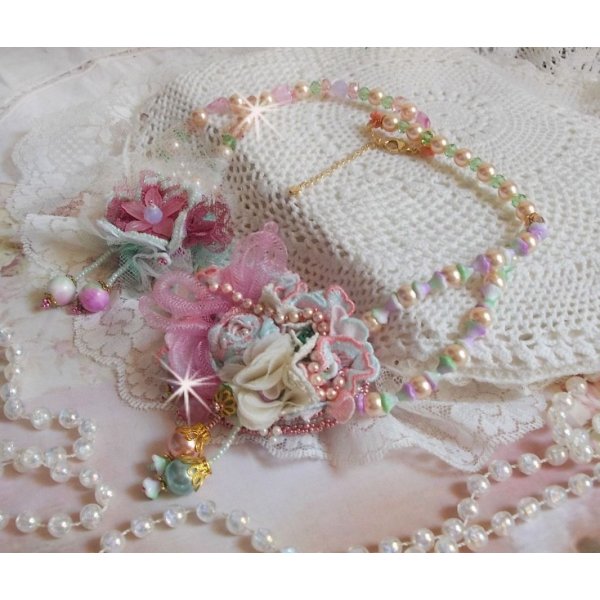 Douceur Poudr&eacute;e Haute-Couture ketting gemaakt met kant, Swarovski kristallen, Jade, parels, Flash vergulde accessoires op 24 karaats messing en rocailles.