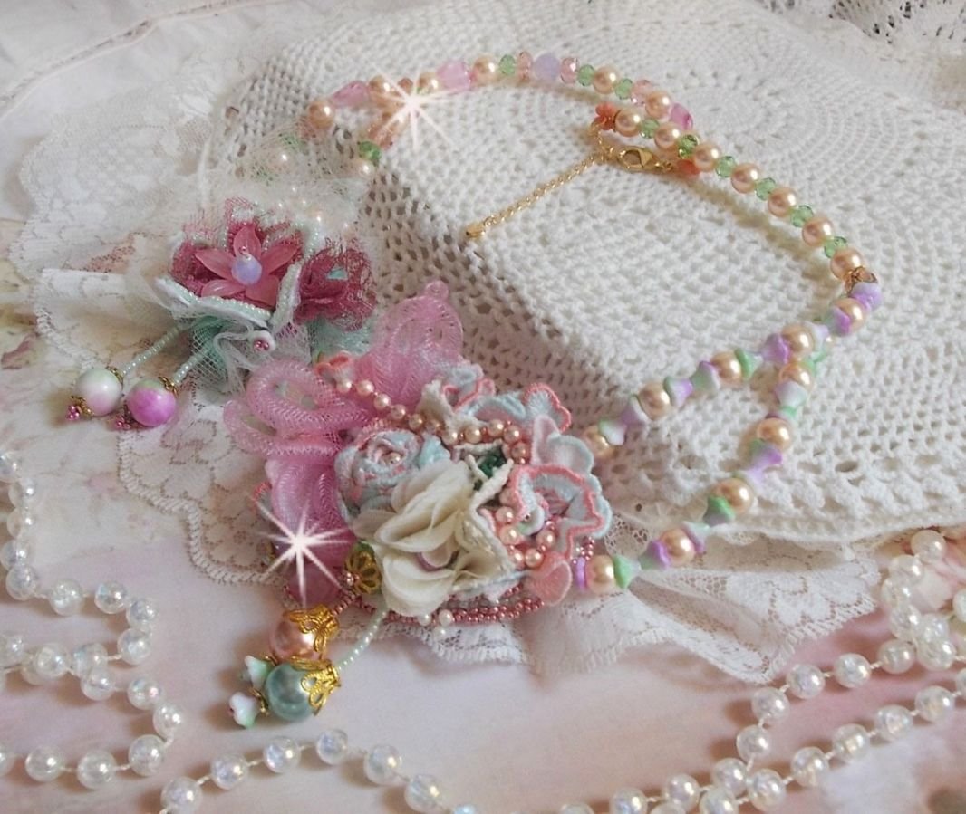 Douceur Poudrée Haute-Couture ketting gemaakt met kant, Swarovski kristallen, Jade, parels, Flash vergulde accessoires op 24 karaats messing en rocailles.