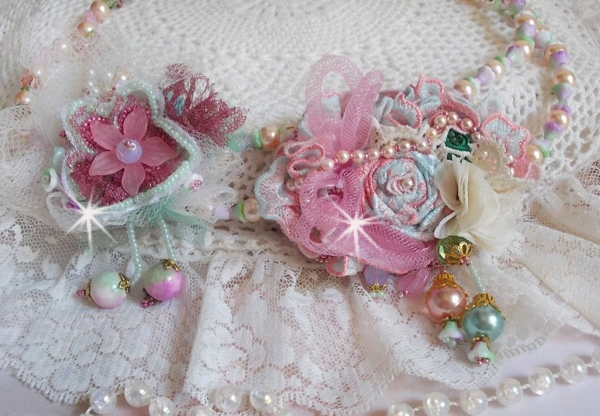 Douceur Poudrée Haute-Couture ketting gemaakt met kant, Swarovski kristallen, Jade, parels, Flash vergulde accessoires op 24 karaats messing en rocailles.