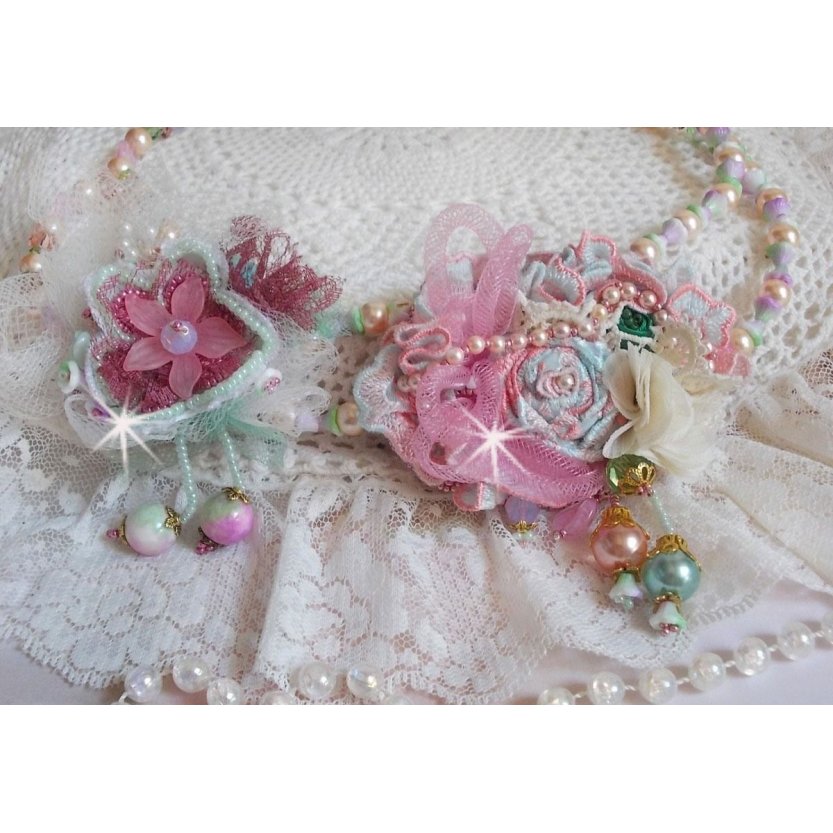 Douceur Poudrée Haute-Couture ketting gemaakt met kant, Swarovski kristallen, Jade, parels, Flash vergulde accessoires op 24 karaats messing en rocailles.