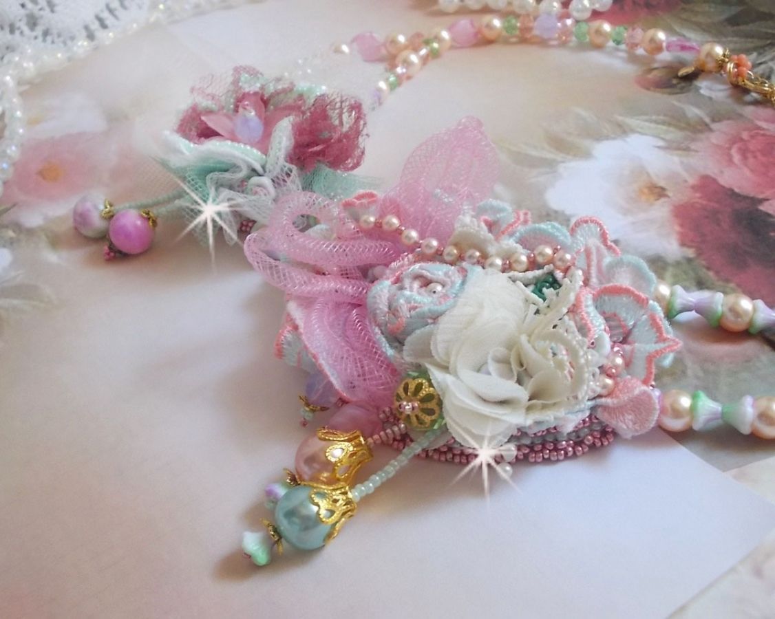 Douceur Poudrée Haute-Couture ketting gemaakt met kant, Swarovski kristallen, Jade, parels, Flash vergulde accessoires op 24 karaats messing en rocailles.