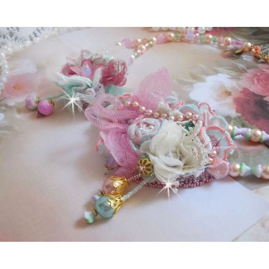 Douceur Poudrée Haute-Couture ketting gemaakt met kant, Swarovski kristallen, Jade, parels, Flash vergulde accessoires op 24 karaats messing en rocailles.