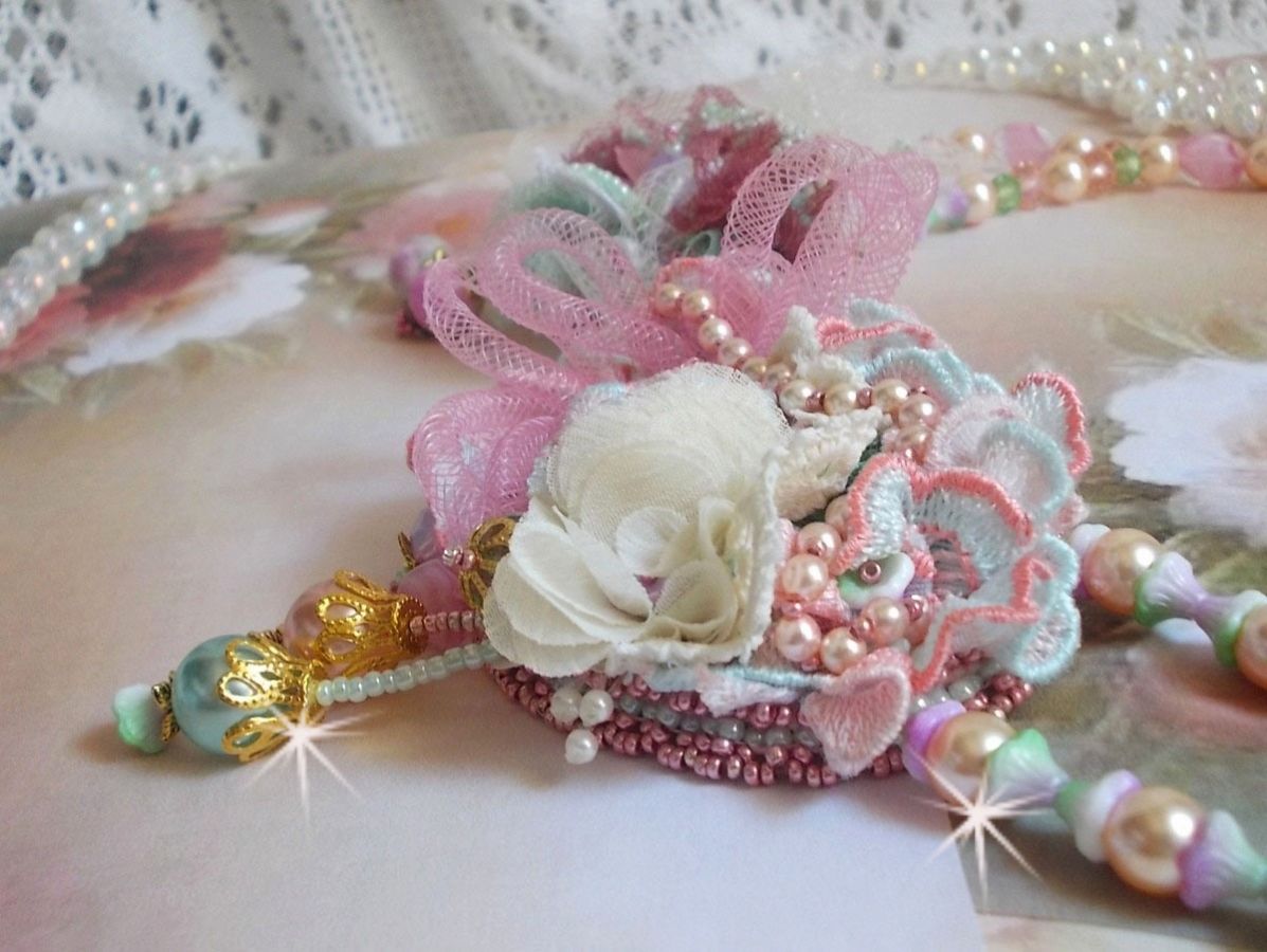 Douceur Poudrée Haute-Couture ketting gemaakt met kant, Swarovski kristallen, Jade, parels, Flash vergulde accessoires op 24 karaats messing en rocailles.