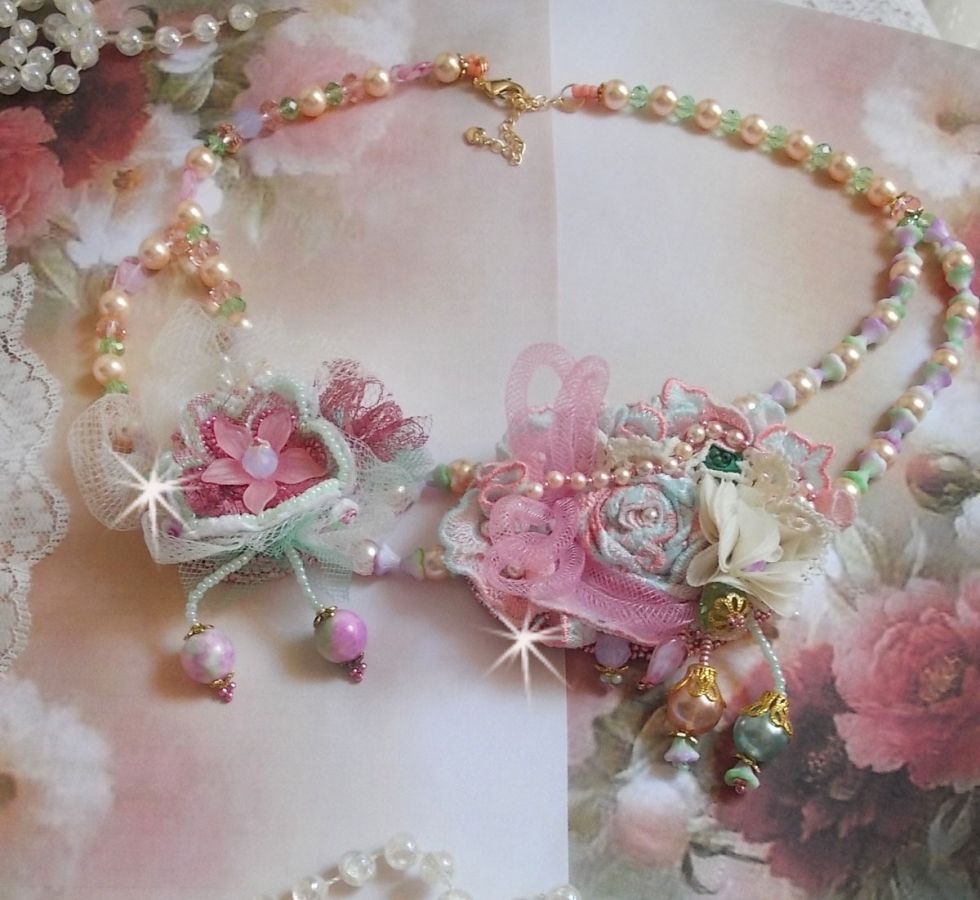 Douceur Poudrée Haute-Couture ketting gemaakt met kant, Swarovski kristallen, Jade, parels, Flash vergulde accessoires op 24 karaats messing en rocailles.