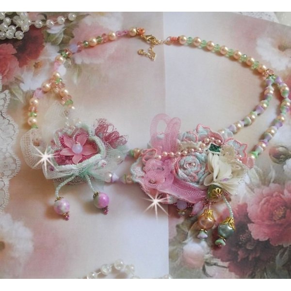 Douceur Poudr&eacute;e Haute-Couture ketting gemaakt met kant, Swarovski kristallen, Jade, parels, Flash vergulde accessoires op 24 karaats messing en rocailles.