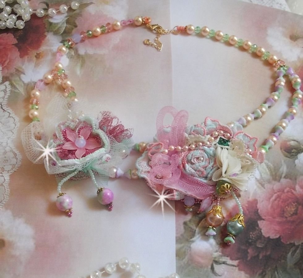 Douceur Poudrée Haute-Couture ketting gemaakt met kant, Swarovski kristallen, Jade, parels, Flash vergulde accessoires op 24 karaats messing en rocailles.