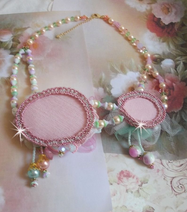 Douceur Poudrée Haute-Couture ketting gemaakt met kant, Swarovski kristallen, Jade, parels, Flash vergulde accessoires op 24 karaats messing en rocailles.