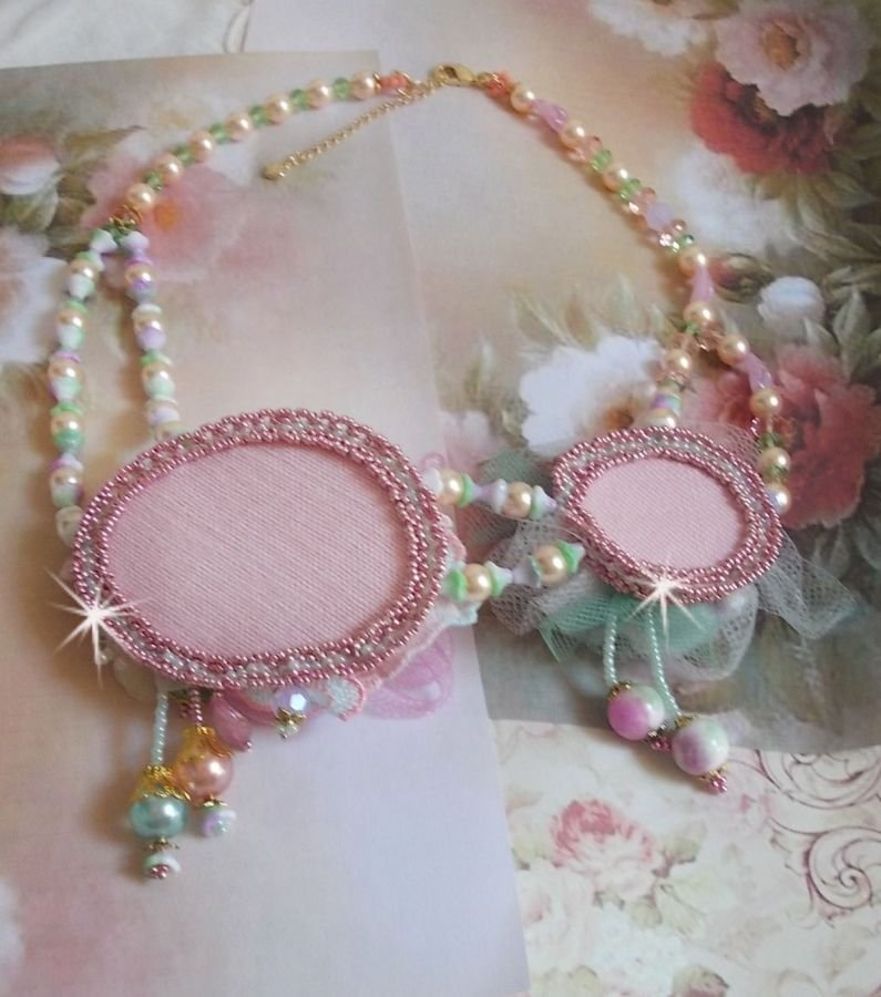 Douceur Poudrée Haute-Couture ketting gemaakt met kant, Swarovski kristallen, Jade, parels, Flash vergulde accessoires op 24 karaats messing en rocailles.