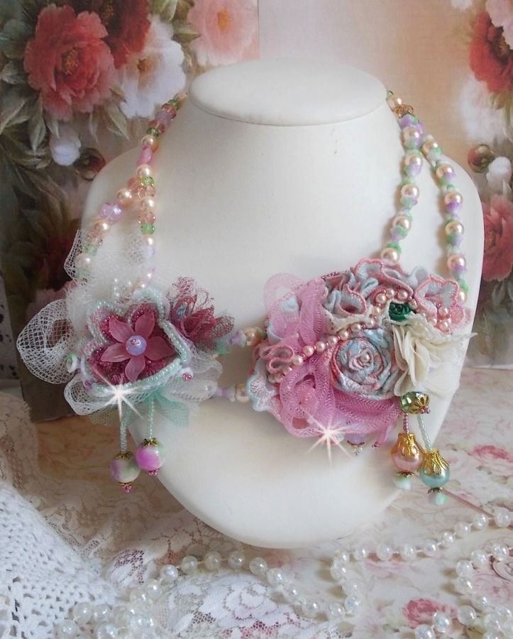 Douceur Poudrée Haute-Couture ketting gemaakt met kant, Swarovski kristallen, Jade, parels, Flash vergulde accessoires op 24 karaats messing en rocailles.