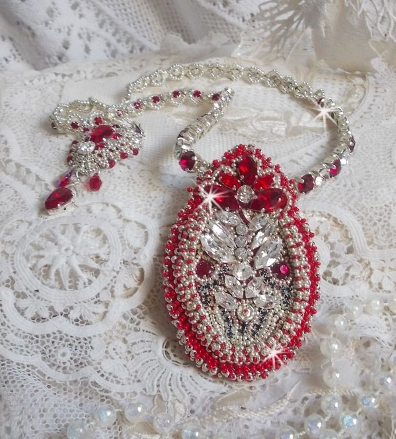 Drigon Rood collier geborduurd met rode Swarovski kristallen, zilveren rocailles, strass, 925/1000 zilveren sluitingen en kettingen.