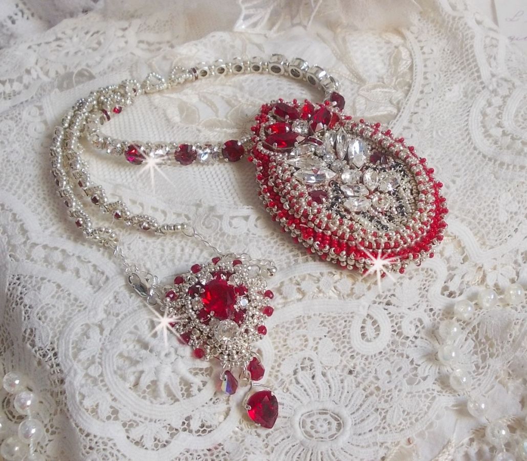Drigon Rood collier geborduurd met rode Swarovski kristallen, zilveren rocailles, strass, 925/1000 zilveren sluitingen en kettingen.