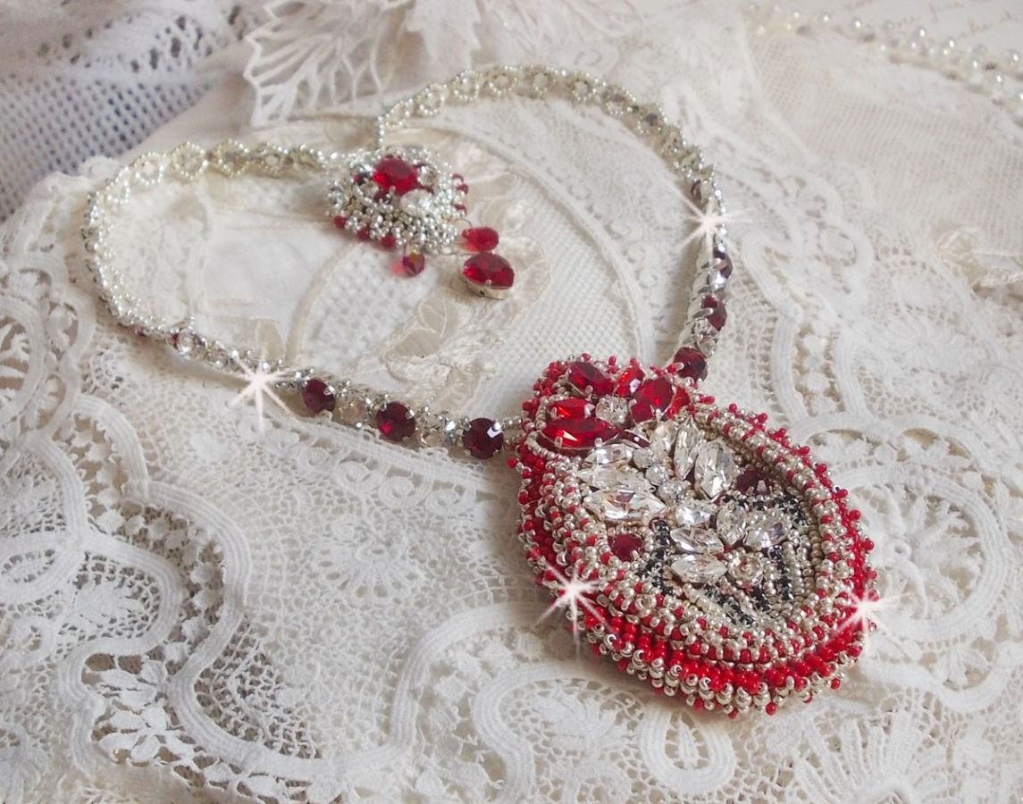 Drigon Rood collier geborduurd met rode Swarovski kristallen, zilveren rocailles, strass, 925/1000 zilveren sluitingen en kettingen.