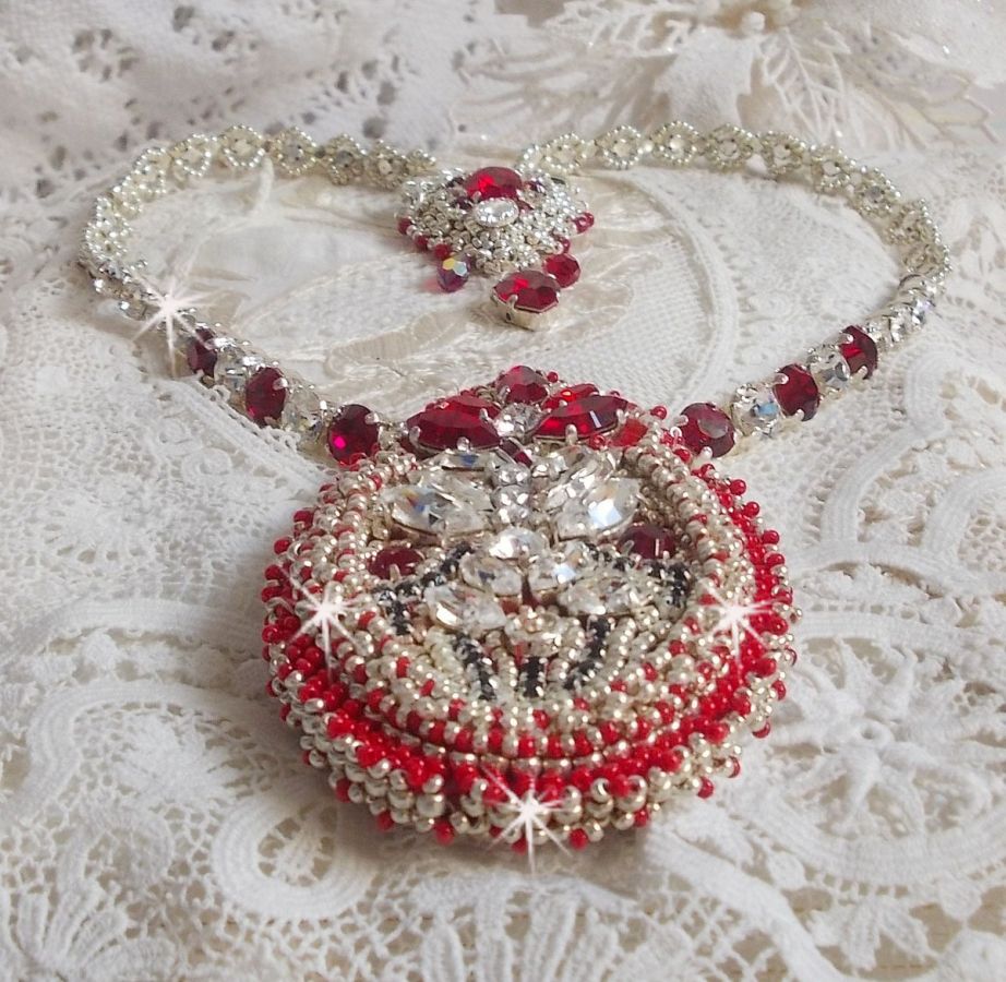 Drigon Rood collier geborduurd met rode Swarovski kristallen, zilveren rocailles, strass, 925/1000 zilveren sluitingen en kettingen.