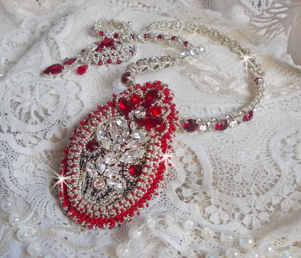 Drigon Rood collier geborduurd met rode Swarovski kristallen, zilveren rocailles, strass, 925/1000 zilveren sluitingen en kettingen.