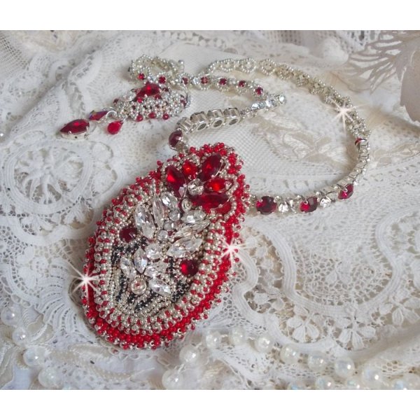 Drigon Rood collier geborduurd met rode Swarovski kristallen, zilveren rocailles, strass, 925/1000 zilveren sluitingen en kettingen.