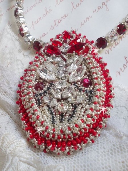 Drigon Rood collier geborduurd met rode Swarovski kristallen, zilveren rocailles, strass, 925/1000 zilveren sluitingen en kettingen.