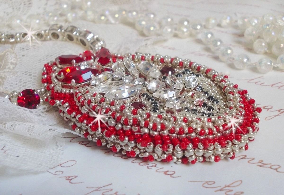 Drigon Rood collier geborduurd met rode Swarovski kristallen, zilveren rocailles, strass, 925/1000 zilveren sluitingen en kettingen.
