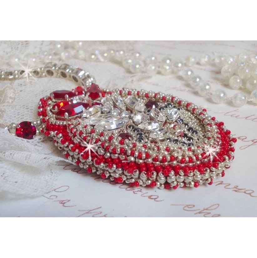 Drigon Rood collier geborduurd met rode Swarovski kristallen, zilveren rocailles, strass, 925/1000 zilveren sluitingen en kettingen.