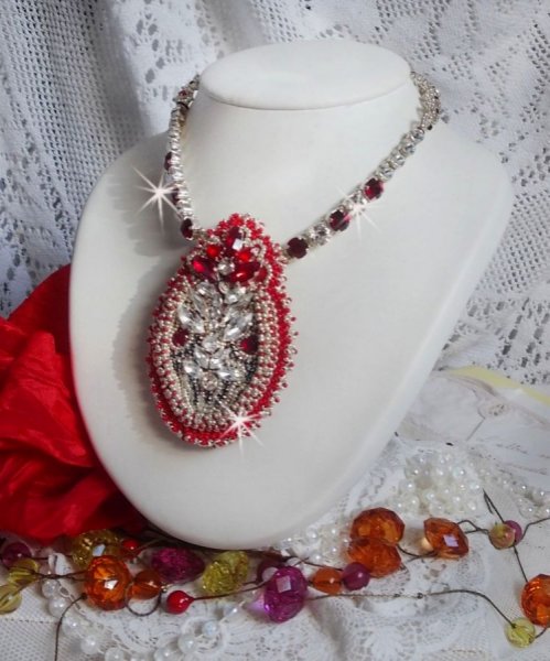 Drigon Rood collier geborduurd met rode Swarovski kristallen, zilveren rocailles, strass, 925/1000 zilveren sluitingen en kettingen.